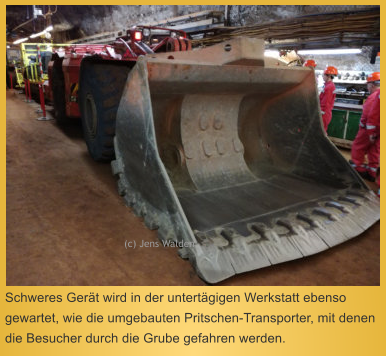 Schweres Gerät wird in der untertägigen Werkstatt ebenso gewartet, wie die umgebauten Pritschen-Transporter, mit denen die Besucher durch die Grube gefahren werden.  (c) Jens Walden